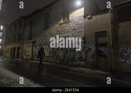 Eine Nacht Blick auf einen Block von Wohnungen in abgedeckt Graffiti im Winter Stockfoto