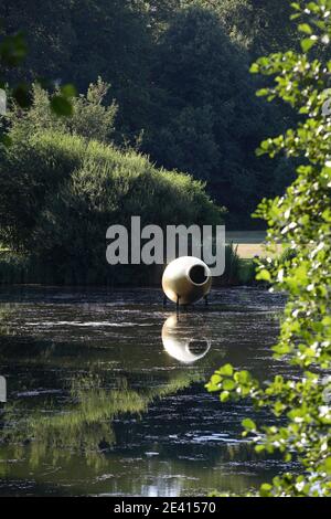 Schloßgraben mit goldener Vase Stockfoto