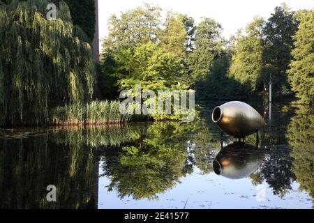 Schloßgraben mit goldener Vase Stockfoto