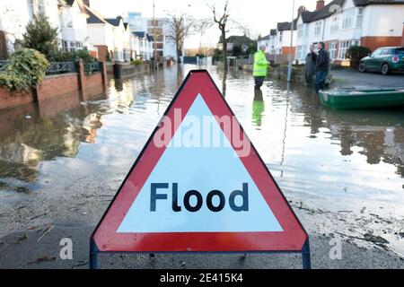 Hereford, Herefordshire - Donnerstag, 21. Januar 2021 - EIN örtlicher Hochwasserwärter spricht mit Bewohnern des überfluteten Greyfriars-Gebiets der Stadt. Das Hochwasser steigt weiter an. Der Wye soll heute Abend zwischen 5.3 und 5.8 Meter hoch sein. Foto Steven May / Alamy Live News Stockfoto