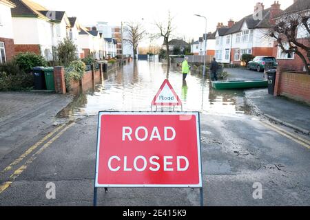 Hereford, Herefordshire - Donnerstag, 21. Januar 2021 - EIN örtlicher Hochwasserwärter spricht mit Bewohnern des überfluteten Greyfriars-Gebiets der Stadt. Das Hochwasser steigt weiter an. Der Wye soll heute Abend zwischen 5.3 und 5.8 Meter hoch sein. Foto Steven May / Alamy Live News Stockfoto