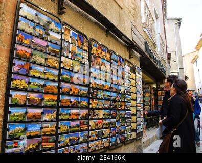 CARCASSONNE, FRANKREICH - 5. APRIL 2017: Touristen, die eine Postkarte aus dem mittelalterlichen Städtchen Carcassonne und seiner Burg kaufen möchten. Stockfoto