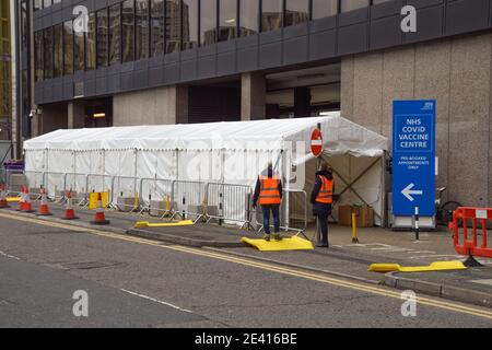 Das NHS Covid Vaccine Centre in Wembley. In England wurden mehrere Massenimpfstellen eröffnet, während die Regierung ihr Coronavirus-Impfprogramm einführt. London, Großbritannien Januar 2021. Stockfoto