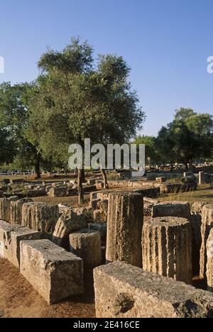 Das Antike Olympia. Ruinen des Zeustempel aus dem 5. Jahrhundert, Olympia, Peloponnes, Griechenland Stockfoto