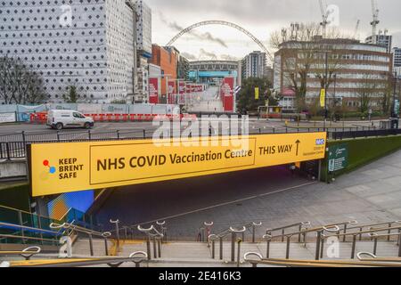 Ein großes Schild für das NHS Covid Impfzentrum außerhalb der Wembley Park Station. In England wurden mehrere Massenimpfstellen eröffnet, während die Regierung ihr Coronavirus-Impfprogramm einführt. London, Großbritannien Januar 2021. Stockfoto