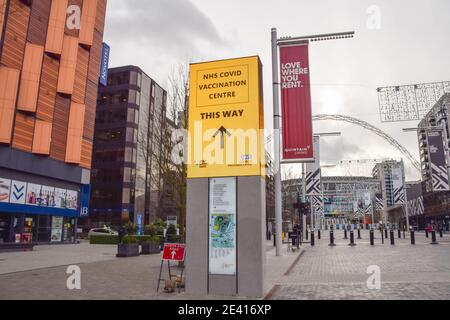 Wegweiser für das NHS Covid Impfzentrum in Wembley. In England wurden mehrere Massenimpfstellen eröffnet, während die Regierung ihr Coronavirus-Impfprogramm einführt. London, Großbritannien Januar 2021. Stockfoto