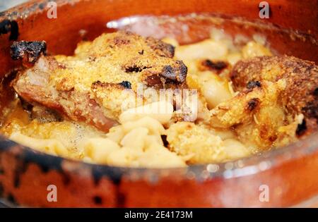 Traditionelle Toulouse Cassoulet langsam gekochte Auflaufform mit Entenfleisch, Schweinefleischwürsten und weißen Bohnen. Stockfoto