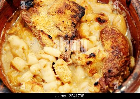 Traditionelle Toulouse Cassoulet langsam gekochte Auflaufform mit Entenfleisch, Schweinefleischwürsten und weißen Bohnen. Stockfoto