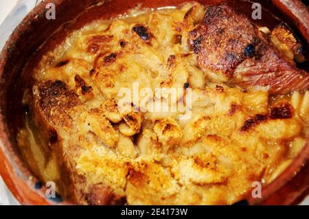 Traditionelle Toulouse Cassoulet langsam gekochte Auflaufform mit Entenfleisch, Schweinefleischwürsten und weißen Bohnen. Stockfoto