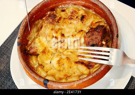 Traditionelle Toulouse Cassoulet langsam gekochte Auflaufform mit Entenfleisch, Schweinefleischwürsten und weißen Bohnen. Stockfoto