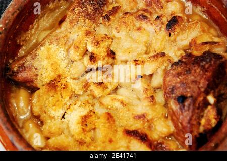 Traditionelle Toulouse Cassoulet langsam gekochte Auflaufform mit Entenfleisch, Schweinefleischwürsten und weißen Bohnen. Stockfoto