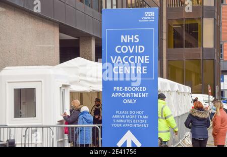 Das NHS Covid Vaccine Centre in Wembley. In England wurden mehrere Massenimpfstellen eröffnet, während die Regierung ihr Coronavirus-Impfprogramm einführt. London, Großbritannien Januar 2021. Stockfoto