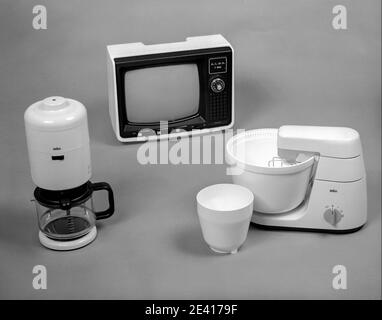 Ein Mixer für Lebensmittel, Kaffeemaschine und tragbarer Fernseher aus dem Jahr 1960s, alte Haushaltsgeräte. Stockfoto