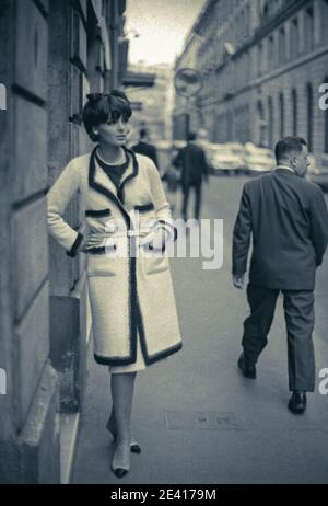 Das Modelmodell Grace Coddington posiert für die Kamera von Fotograf Richard Dormer in einer Pariser Straße im Jahr 1960s Stockfoto