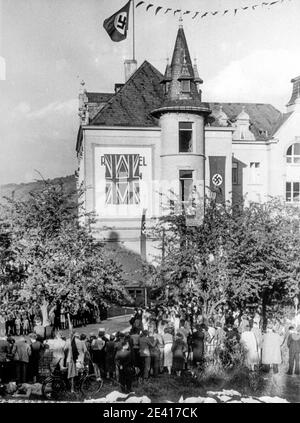 Das Dreeson Hotel in Bad Godesberg ist mit britischen und nazistischen Fahnen geschmückt, um das Treffen zwischen Neville Chamberlain, dem britischen Premierminister, und Adolf Hitler in Bezug auf Hitlers Forderungen an die Tschechoslowakei vorzubereiten. Hitler wollte Sudetenland aus der Tschechoslowakei annektieren. Stockfoto