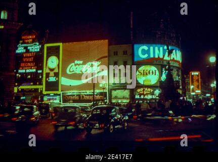 Die Neonlichter des Londoner Piccadilly Circus bei Nacht in 1970 Stockfoto