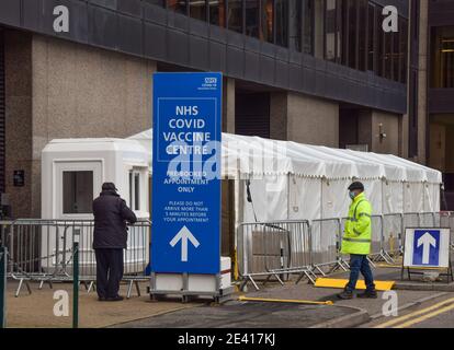 Das NHS Covid Vaccine Centre in Wembley. In England wurden mehrere Massenimpfstellen eröffnet, während die Regierung ihr Coronavirus-Impfprogramm einführt. London, Großbritannien Januar 2021. Stockfoto