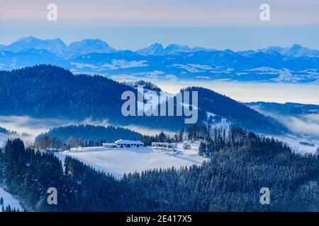 Panoramablick vom Schloss ruine rutenstein in der österreichischen Region mühlviertel an einem verschneiten Morgen Stockfoto