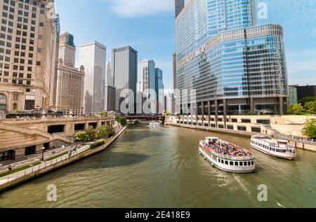 Chicago, Illinois, USA - 24. August 2014: Blick auf den Chicago River mit Wolkenkratzern und Touristenbooten, USA Stockfoto