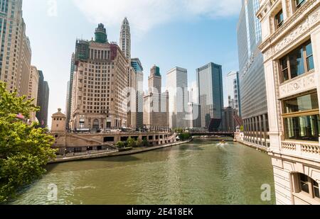 Chicago, Illinois, USA - 24. August 2014: Blick auf den Chicago River mit Wolkenkratzern und Riverwalk, USA Stockfoto