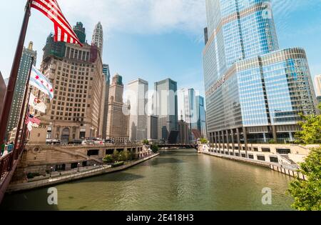 Chicago, Illinois, USA - 24. August 2014: Blick auf den Chicago River mit Wolkenkratzern und Riverwalk, USA Stockfoto