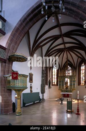 Blick in den Chor mit Altar, Sakramentshaus und Kanzel Stockfoto