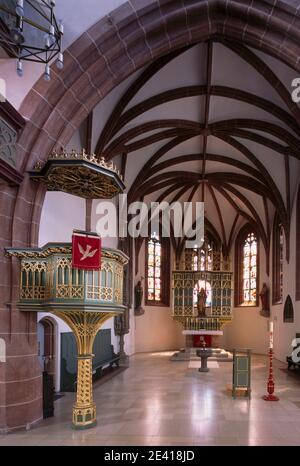 Blick in den Chor mit Altar und Kanzel Stockfoto