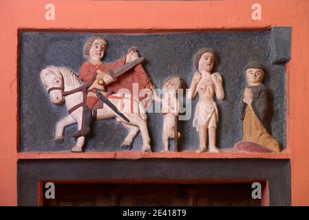 Spätromanisches Relief an der Turmostwand, heiliger Martin, Mantelteilung und aufstandener Christus Stockfoto