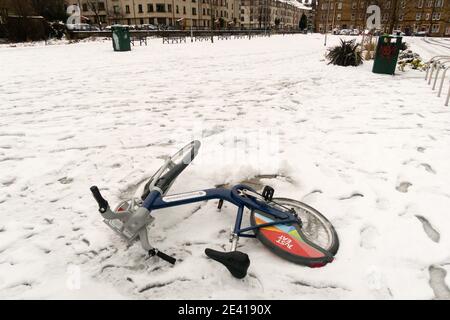 Ein Just-Eat-Fahrrad im Schnee verlassen Stockfoto