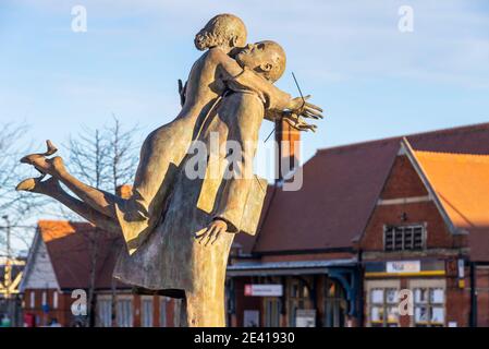 Statue von René Julien genannt die Rückkehr, symbolisiert die Rückkehr nach Hause und die erste ekstatische Umarmung zwischen zwei Menschen getrennt. Handgelenke gebunden Stockfoto