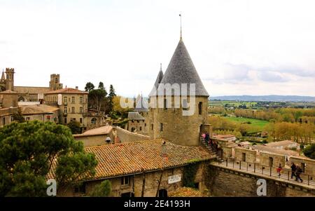 CARCASSONNE, FRANKREICH - 5. APRIL 2017: Touristen bewundern die Aussicht von den Mauern des Schlosses. Carcassonne Burg und mittelalterliche Stadt ist UNESCO-Weltkulturerbe si Stockfoto