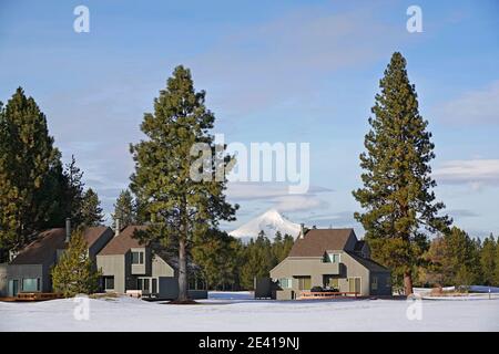 Große Miethütten und Ferienwohnungen auf der Black Butte Ranch, einem privaten Resort in den Cascade Mountains in der Nähe der kleinen Stadt Sisters, Oregon. Stockfoto