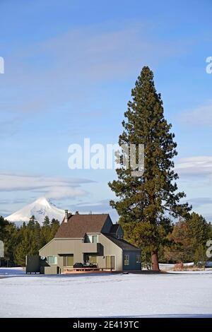 Große Miethütten und Ferienwohnungen auf der Black Butte Ranch, einem privaten Resort in den Cascade Mountains in der Nähe der kleinen Stadt Sisters, Oregon. Stockfoto