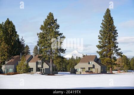 Große Miethütten und Ferienwohnungen auf der Black Butte Ranch, einem privaten Resort in den Cascade Mountains in der Nähe der kleinen Stadt Sisters, Oregon. Stockfoto