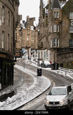 Cockburn Street mit Schnee in Edinburgh, Schottland, Großbritannien. Stockfoto
