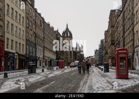 Die Royal Mile in Edinburgh, im Winter mit Schnee auf dem Boden Stockfoto