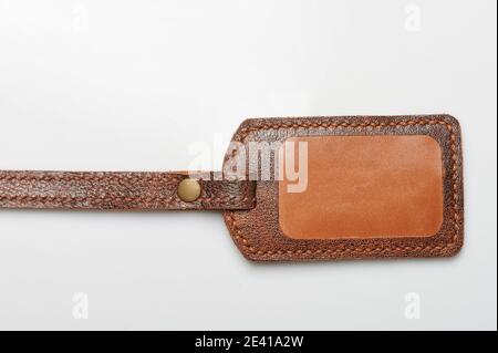 Braunes Leder-Tag mit Kopierraum isoliert auf weißem Studio Hintergrund Stockfoto