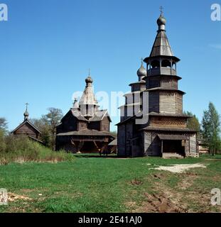 Nikolaus-Kirche aus dem Dorf Wyssokij Ostrow, dahinter Kirche der Geburt von unserer Dame von Peredki (Mariä-Geburt-Kirche) Stockfoto