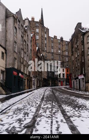 Leer und mit Schnee bedeckt Victoria Street in Edinburgh, Schottland, Großbritannien Stockfoto