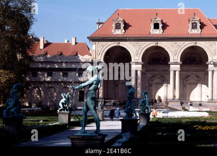 Barockgarten mit Bronzeplastiken vor der Sala Terrena Stockfoto