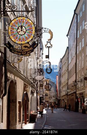 Getreidegasse mit Handwerkerschild Stockfoto
