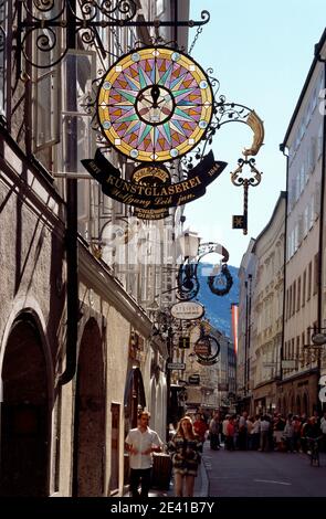 Getreidegasse mit Handwerkerschild Stockfoto