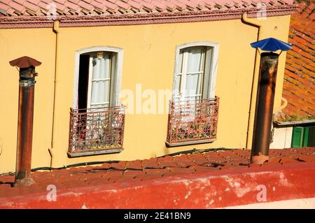 Ziegeldächer und Stuckhäuser von Elne (Südfrankreich). Languedoc Roussillon Region Stockfoto