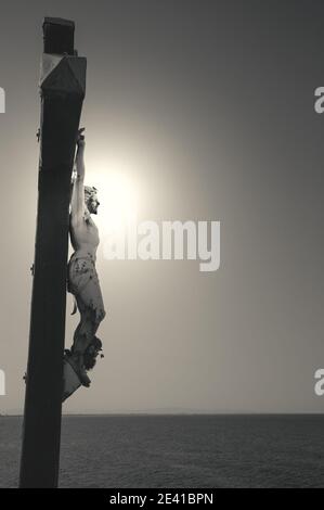Kruzifix und Meer im Hintergrund. Collioure (Frankreich). Schwarz und Weiß. Getöntes Foto mit Halo. Stockfoto