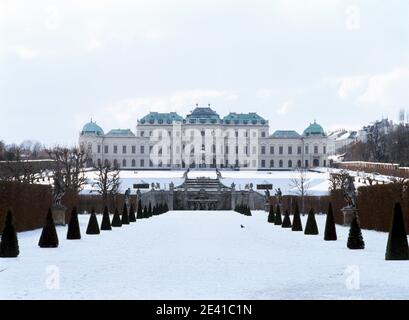 Blick durch den Garten auf das obere Belvedere Stockfoto