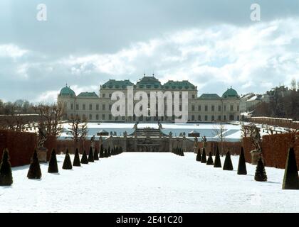 Blick durch den Garten auf das obere Belvedere Stockfoto