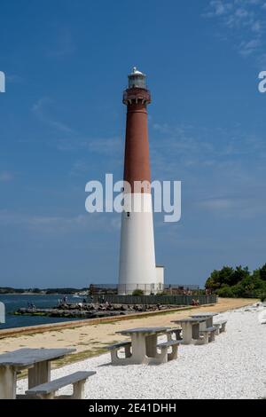 Blick auf den majestätischen Leuchtturm Barnegat an der Küste Stockfoto