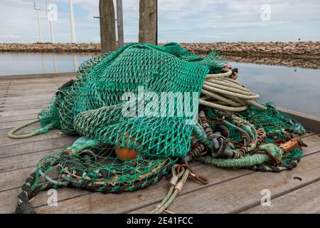 Bonnerup, Dänemark - 15. juli 2020: Ausrüstung für einen Angelschneider, Ausrüstung für das Fischen von einem Fischerboot, Fischernetze und Angelausrüstung sind an Stockfoto