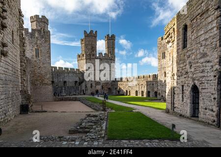 Innere Abteilung des Caernarfon Schlosses, mit Adlerturm in der Ferne Stockfoto