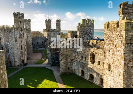 Blick auf Caernarfon Burg vom Wachturm Stockfoto